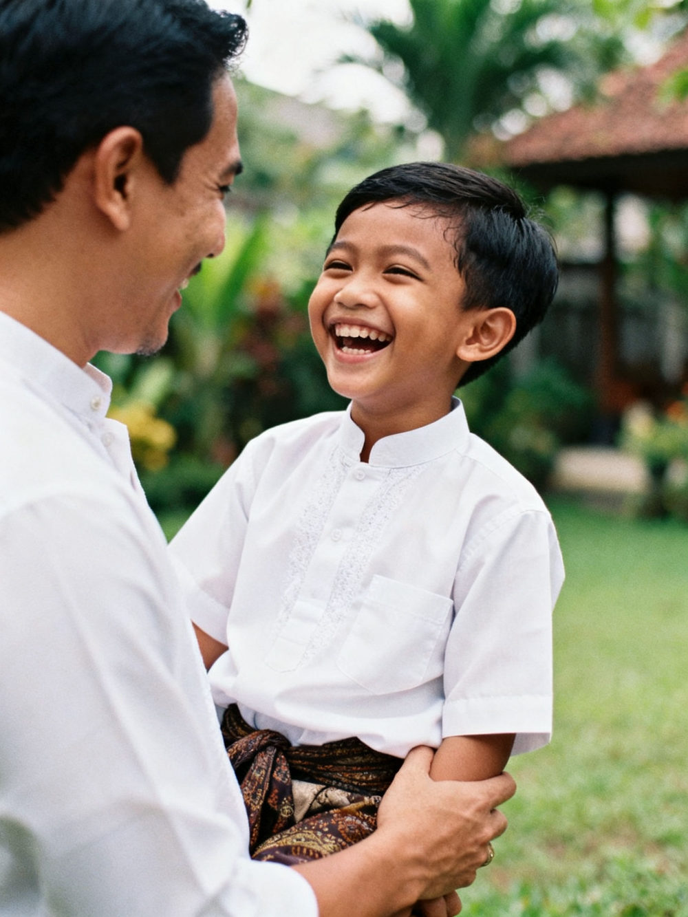 Anak berkoko tertawa bersama ayahnya